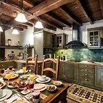 Lemuria Manor, Wine Dark Sea עיר רודוס
